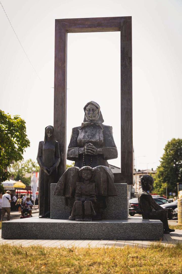 spomenik majkama posavine